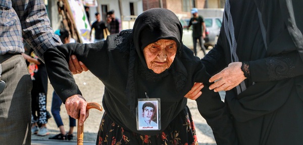 چشم انتظاري مادر شهيد «رمضانعلي ميرزايي» از سوادکوه با بازگشت پيکر فرزندش پايان يافت 4