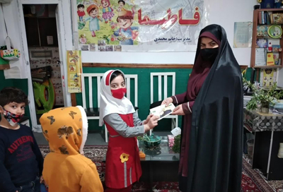 اهداي جوايز به شرکت کنندگان در مسابقه سردار دل ها