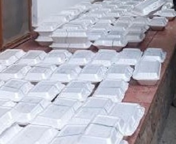 توزيع سبد کالا تا غذاي گرم بين نيازمندان توسط کانون شهيد همت چالوس