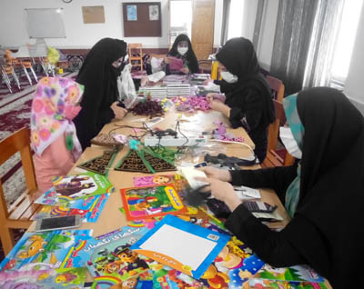 اهداي بسته‌هاي متبرک به دختران شرکت‌کننده در همايش سه‌ساله‌هاي حسيني